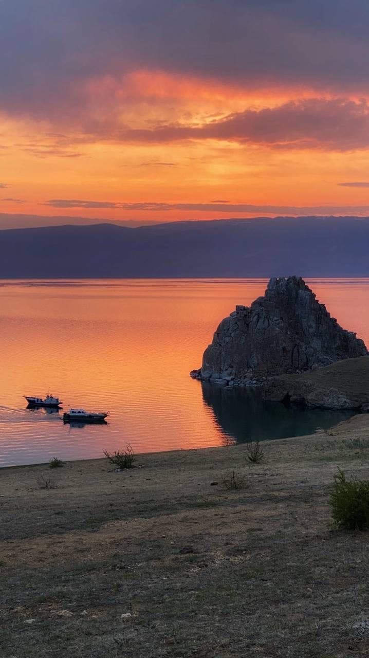 Закат на Байкале у скалы Шаманка
